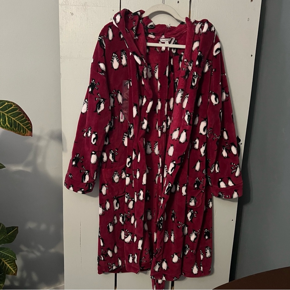 Vera Bradley Playful Penguins Fleece
Robe Cabernet